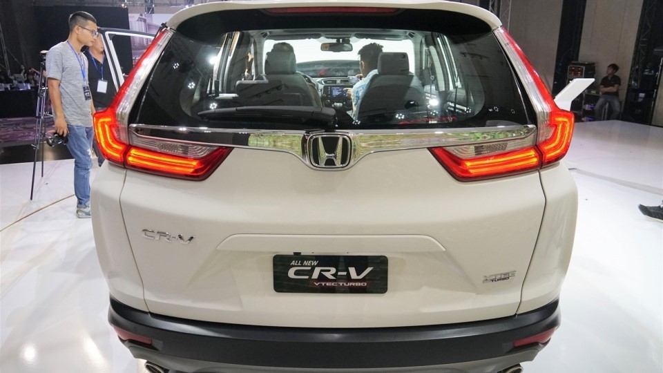 Mitsubishi Outlander và Honda CR-V: Kẻ tám lạng người nửa cân mitsubishi outlander va honda cr v ke tam lang nguoi nua can
