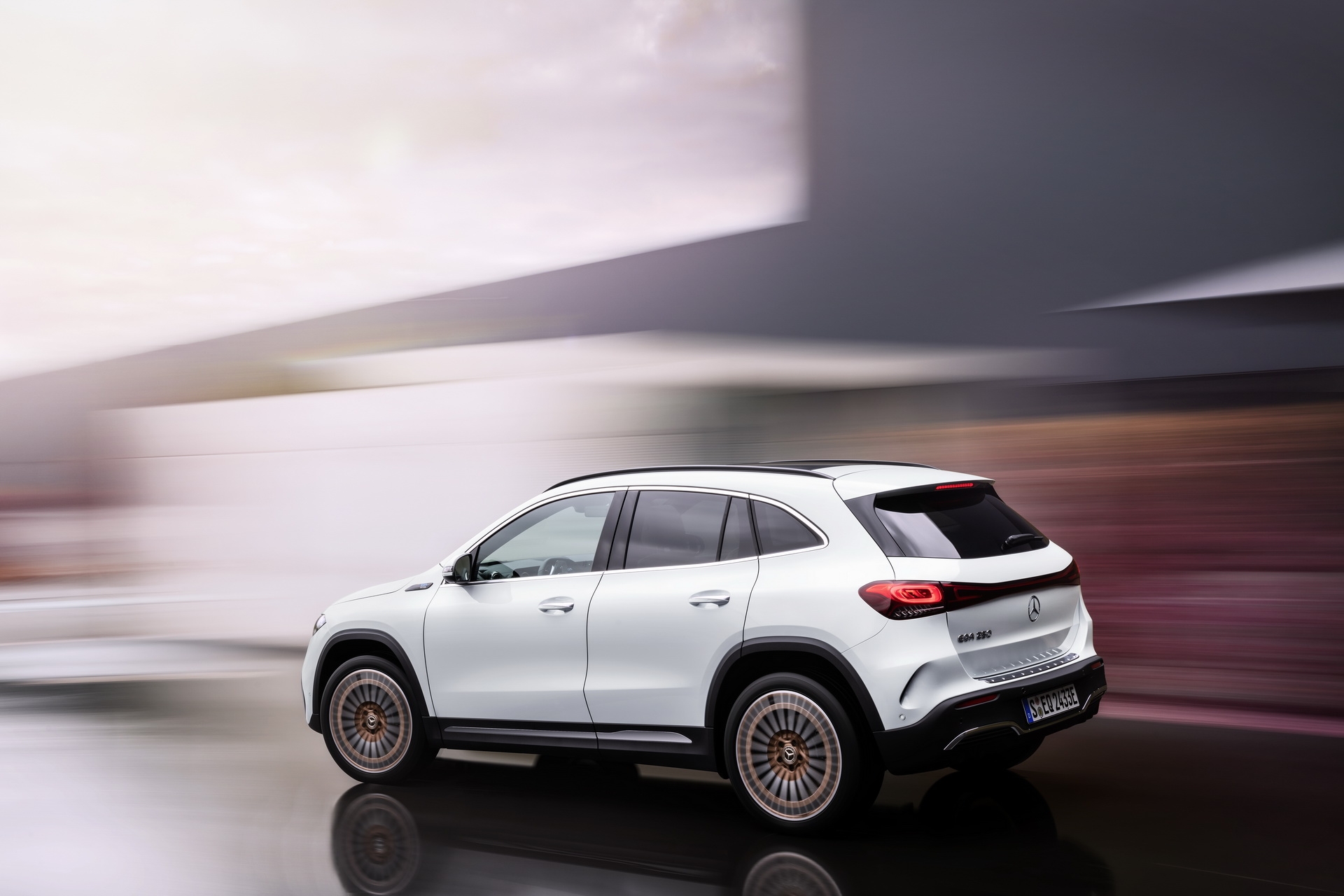 Mercedes-Benz EQA ra mắt tại Châu Âu với giá bán từ 1,2 tỷ đồng