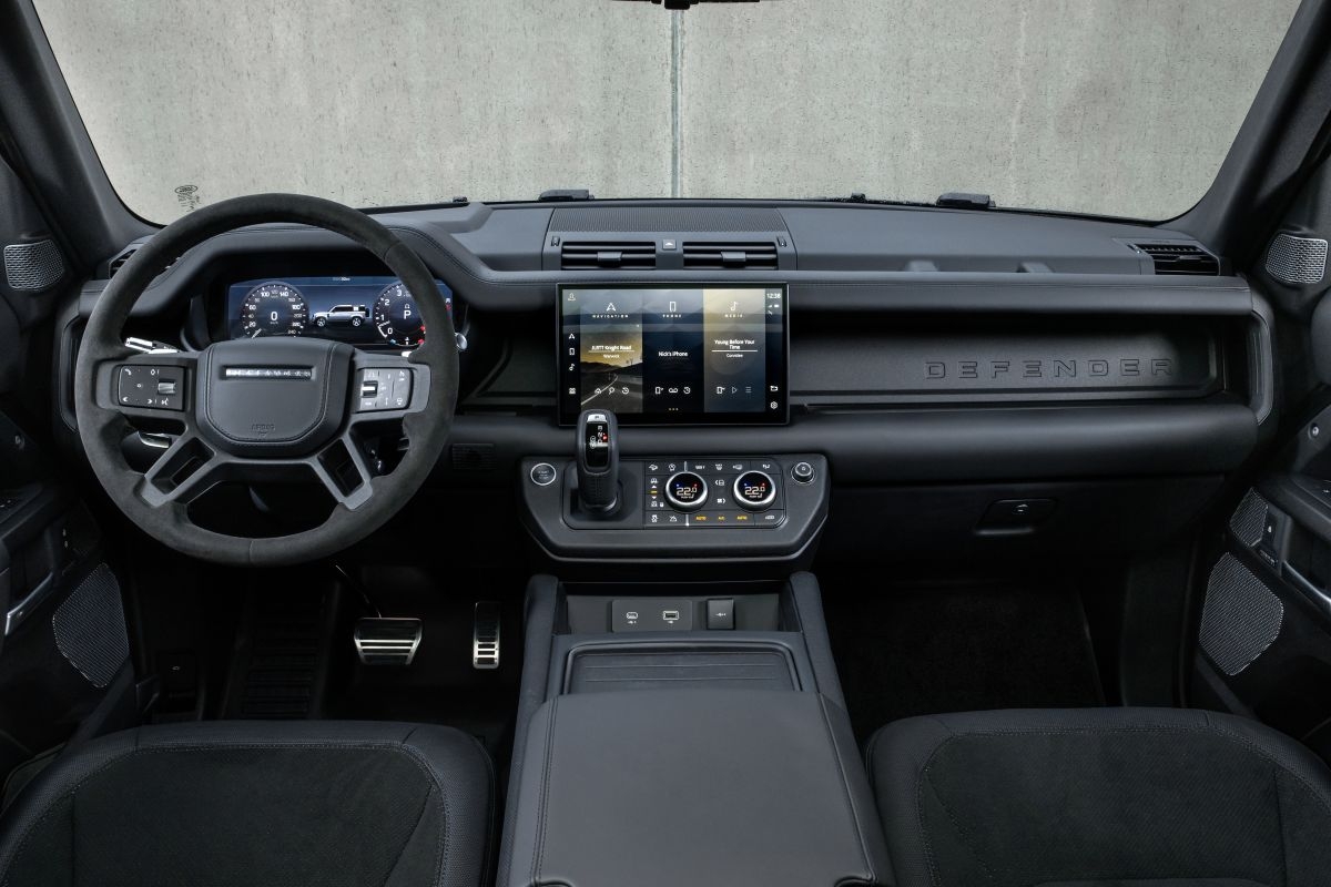 Land Rover trình làng Defender V8 2022 mạnh 518 mã lực