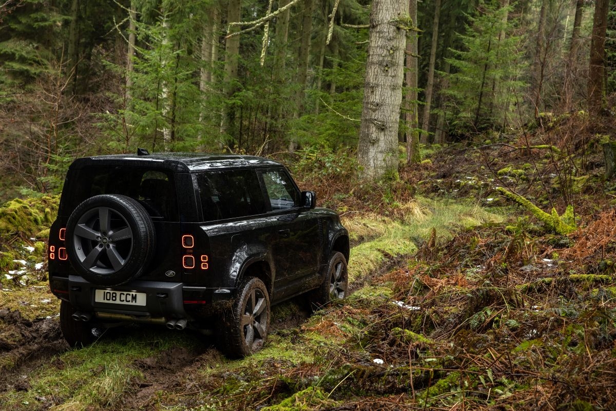 Land Rover trình làng Defender V8 2022 mạnh 518 mã lực