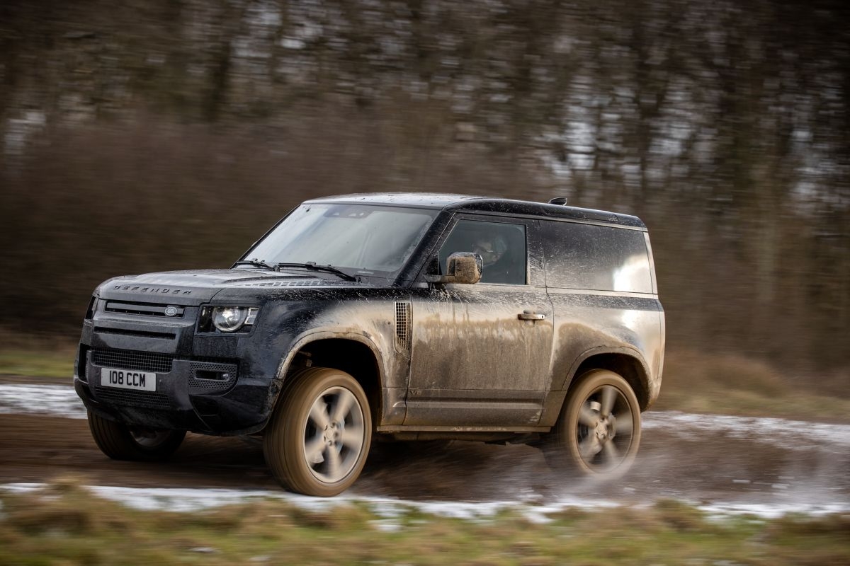 Land Rover trình làng Defender V8 2022 mạnh 518 mã lực