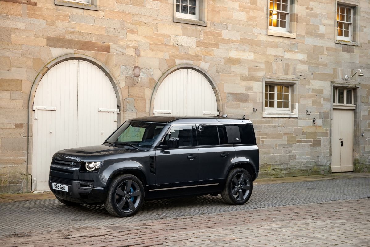 Land Rover trình làng Defender V8 2022 mạnh 518 mã lực