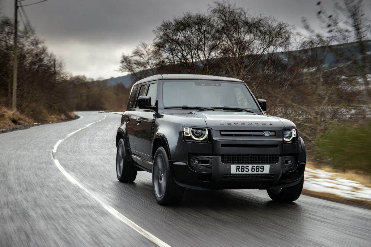 Land Rover trình làng Defender V8 2022 mạnh 518 mã lực