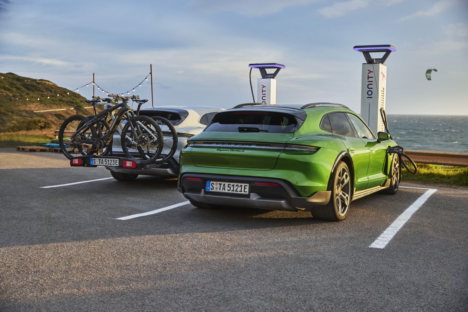 Porsche Taycan Cross Turismo ra mắt, với giá từ 93.635 Euro