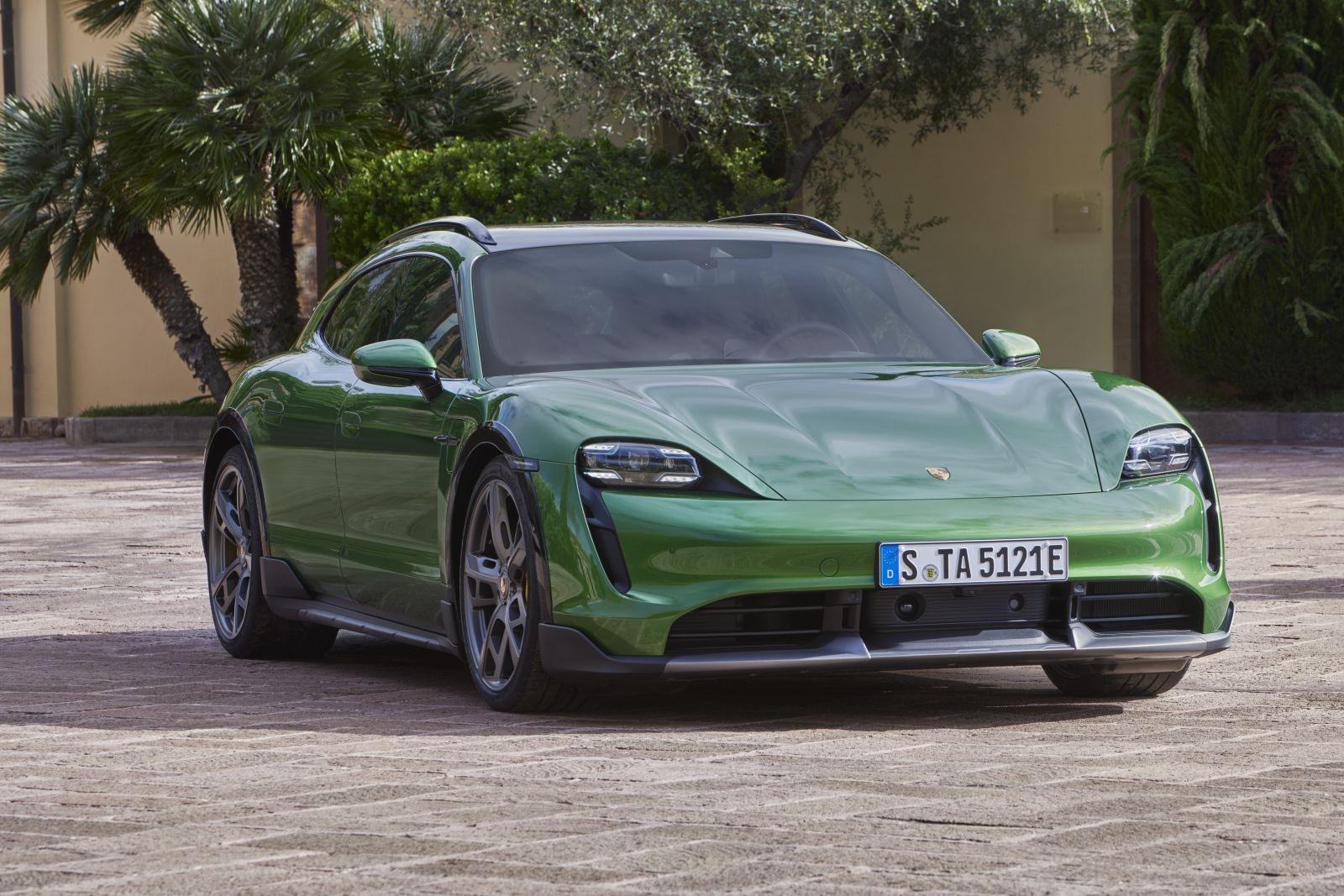 Porsche Taycan Cross Turismo ra mắt, với giá từ 93.635 euro