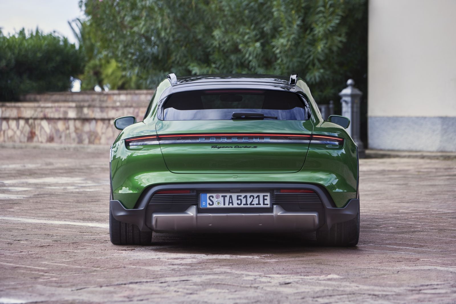 Porsche Taycan Cross Turismo ra mắt, với giá từ 93.635 Euro