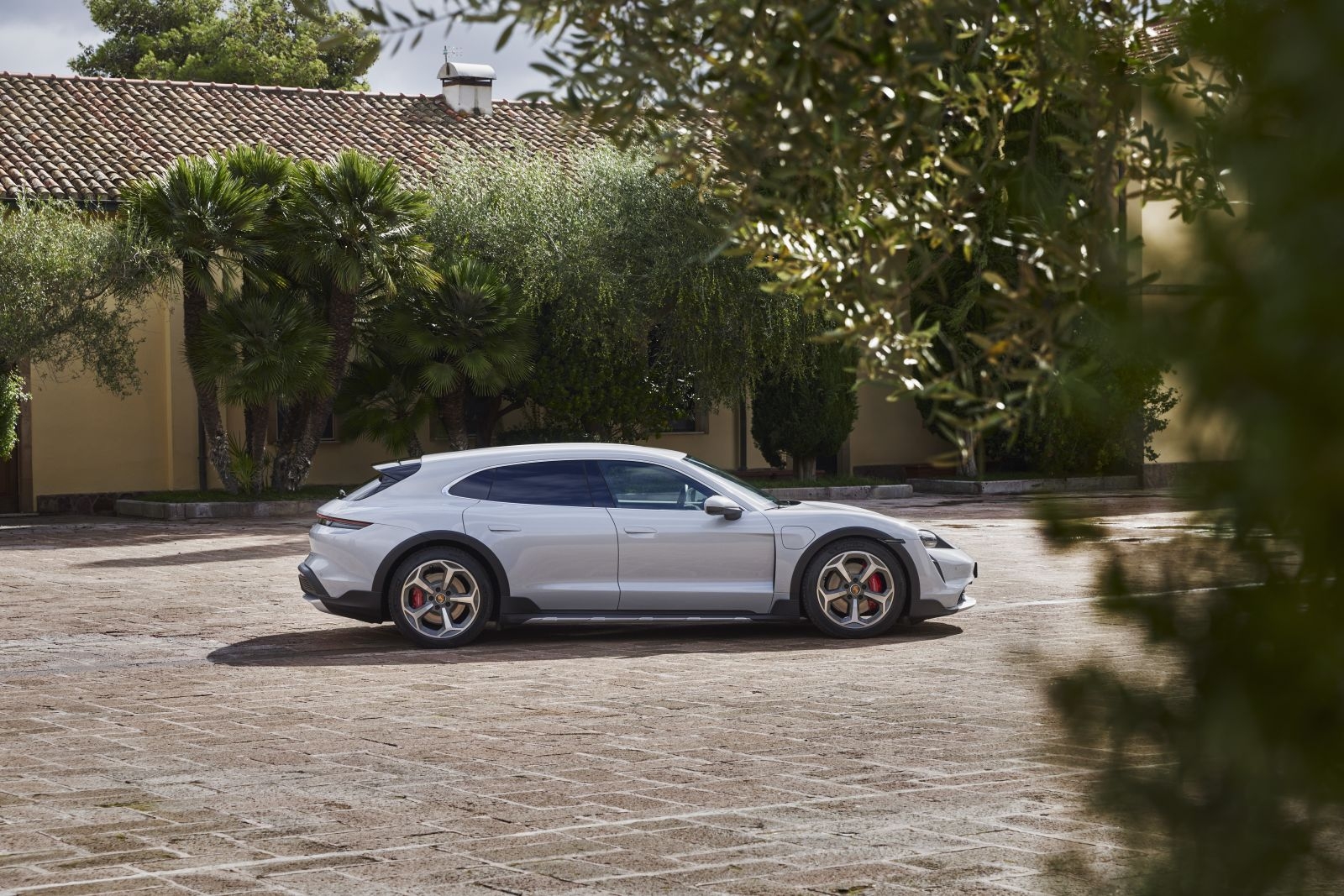 Porsche Taycan Cross Turismo ra mắt, với giá từ 93.635 Euro