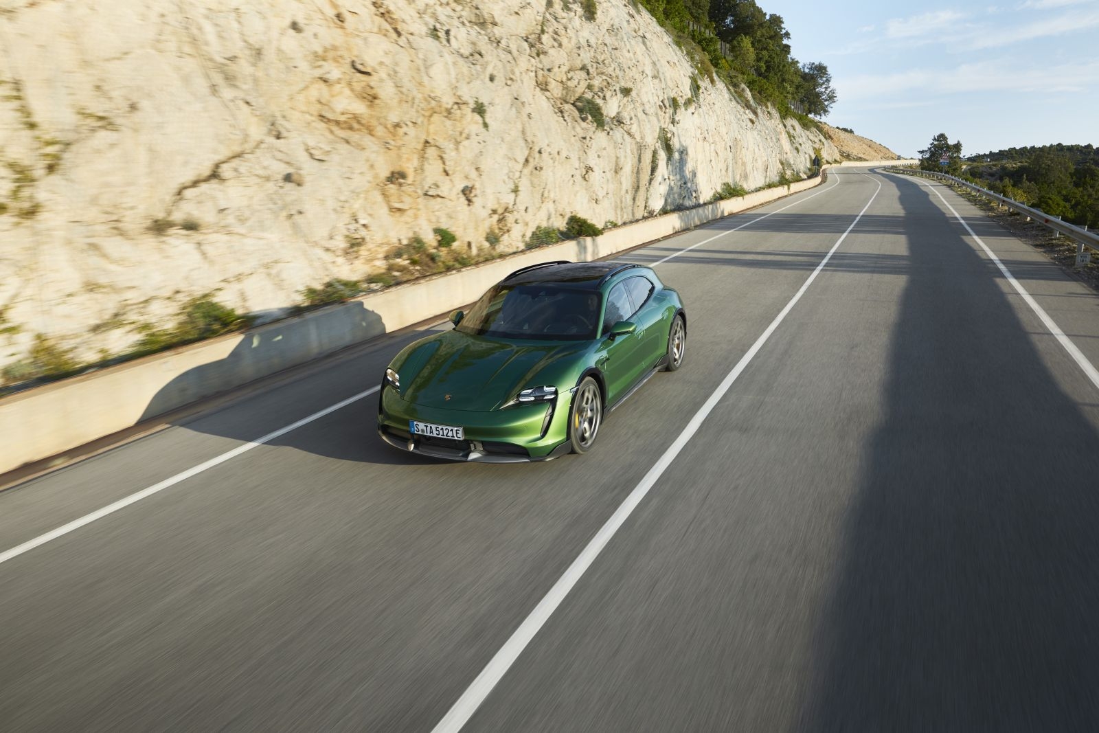 Porsche Taycan Cross Turismo ra mắt, với giá từ 93.635 euro
