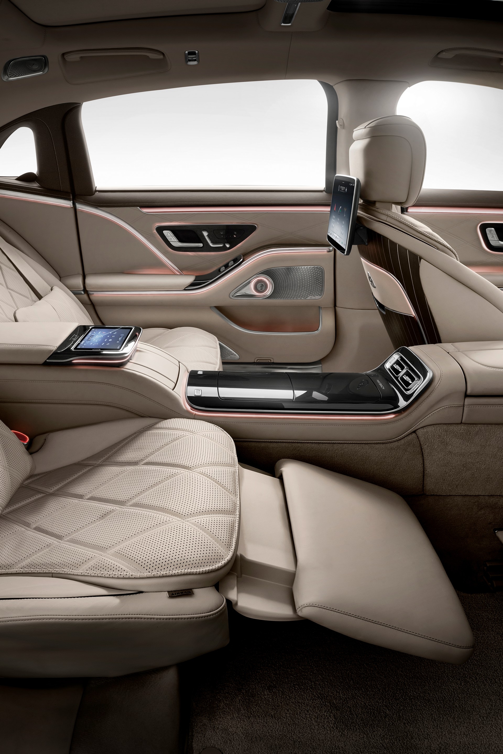 Mercedes Maybach S-Class 2021 có giá bán lên tới 184.900 USD