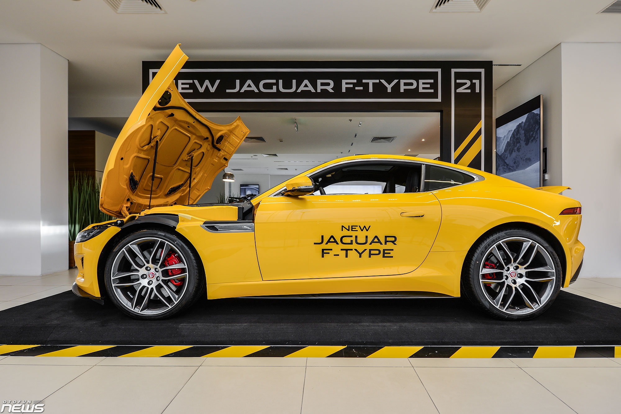 Xe thể thao Jaguar F-Type R-Dynamic giá hơn 8,7 tỷ Xe thể thao Jaguar F-Type R-Dynamic giá hơn 8,7 tỷ
