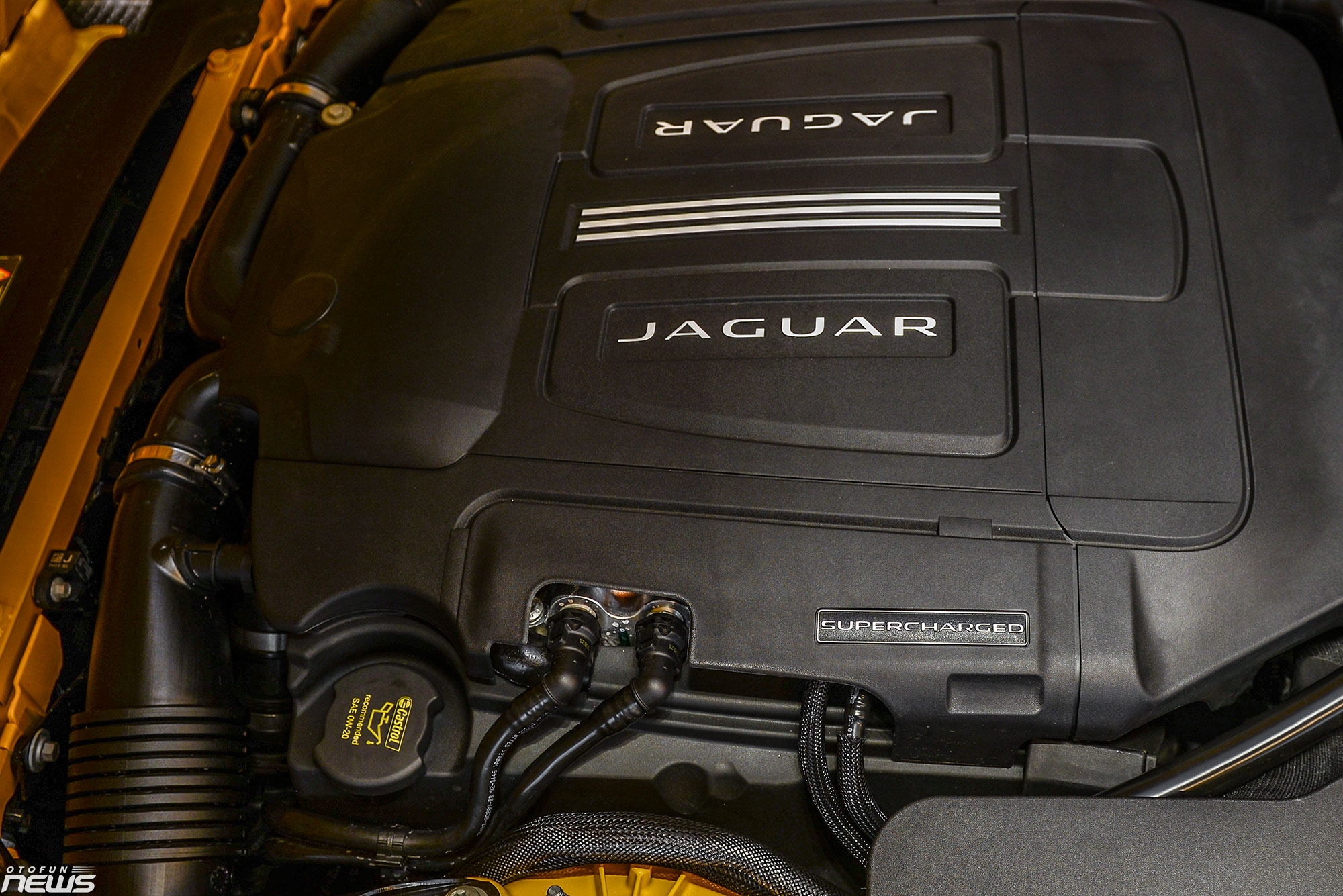 Xe thể thao Jaguar F-Type R-Dynamic giá hơn 8,7 tỷ Xe thể thao Jaguar F-Type R-Dynamic giá hơn 8,7 tỷ