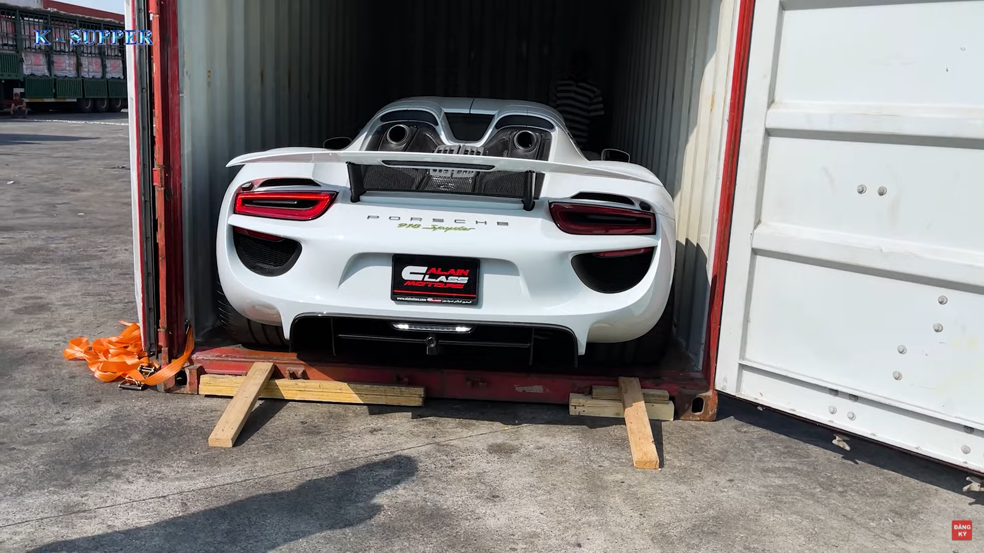 Porsche 918 Spyder bất ngờ cập bến Việt Nam Porsche 918 Spyder bất ngờ cập bến Việt Nam