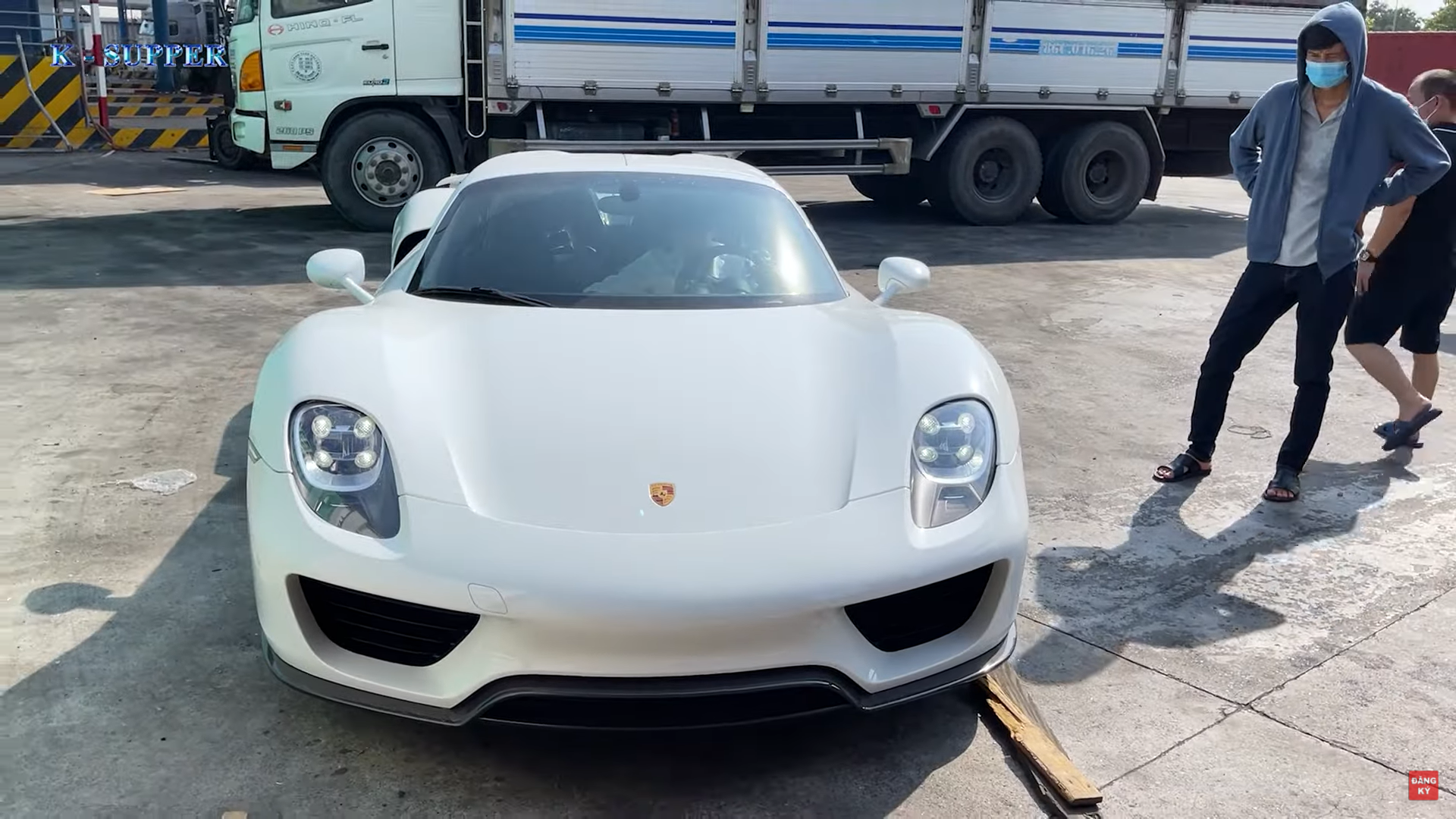 Porsche 918 Spyder bất ngờ cập bến Việt Nam Porsche 918 Spyder bất ngờ cập bến Việt Nam