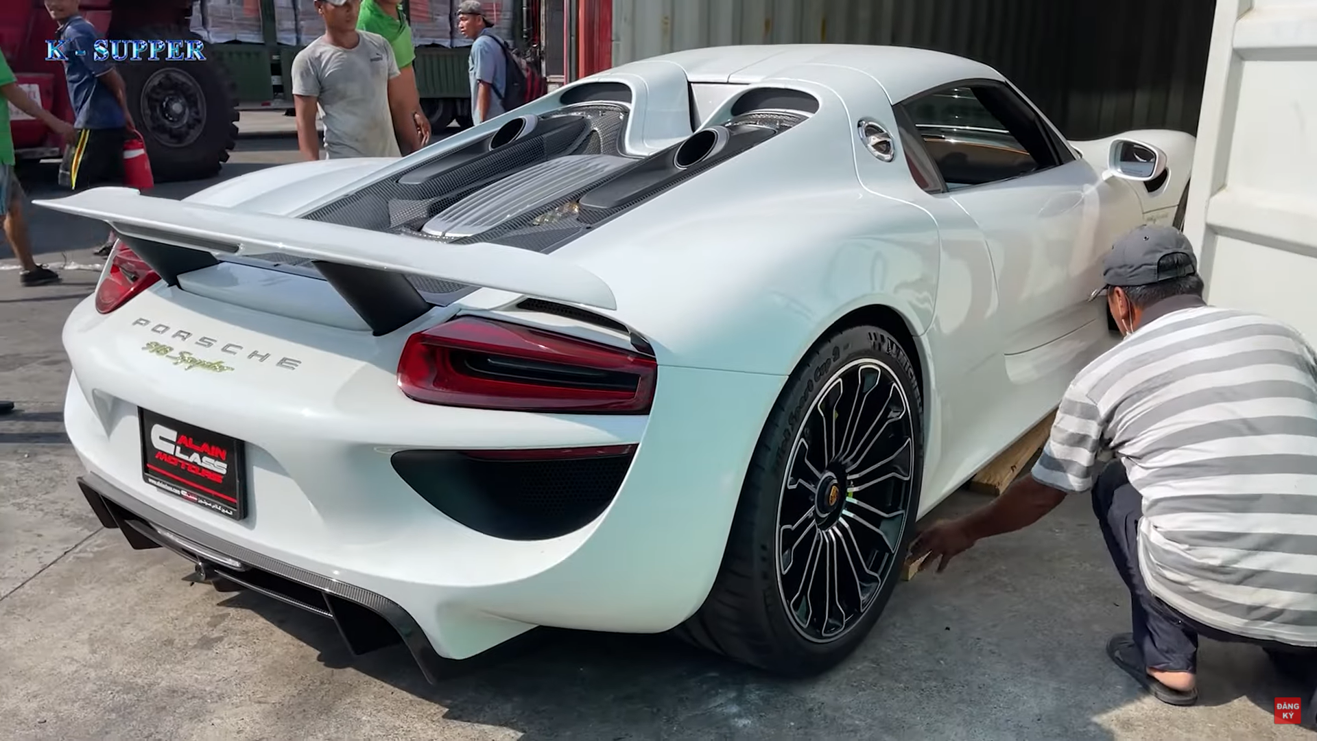 Porsche 918 Spyder bất ngờ cập bến Việt Nam Porsche 918 Spyder bất ngờ cập bến Việt Nam