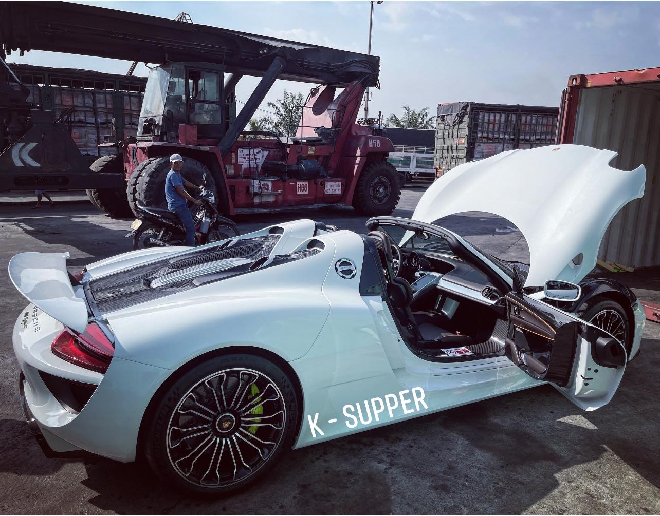 Porsche 918 Spyder bất ngờ cập bến Việt Nam Porsche 918 Spyder bất ngờ cập bến Việt Nam
