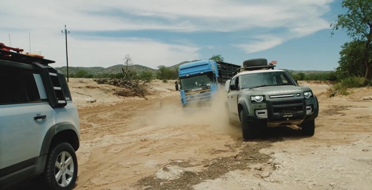 land rover defender xuat hien voi su menh giai cuu