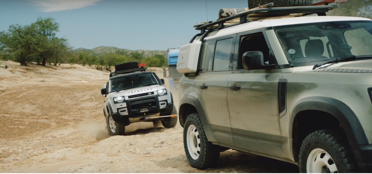 land rover defender xuat hien voi su menh giai cuu
