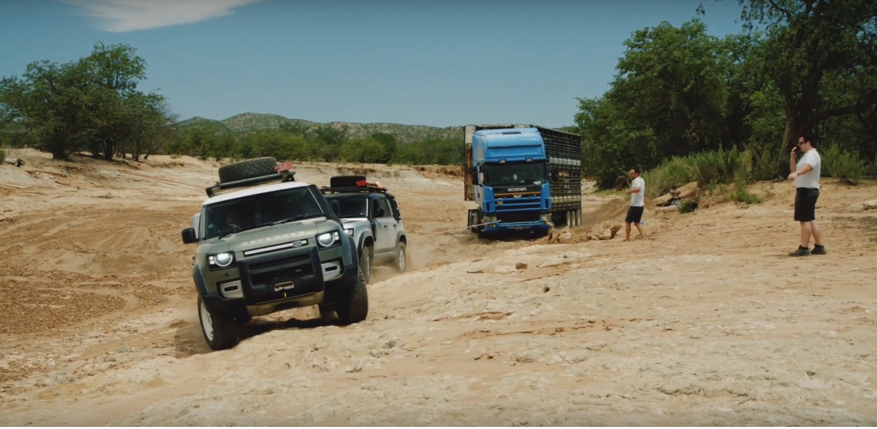 land rover defender xuat hien voi su menh giai cuu