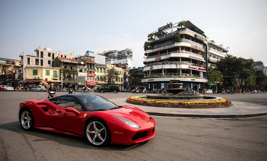 thu do ha noi qua goc nhin ferrari