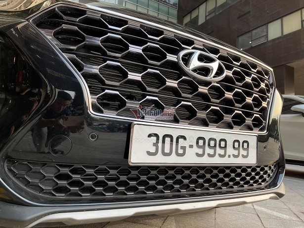 Hyundai SantaFe tăng giá lên gần 4 tỷ nhờ trúng biển Hyundai SantaFe tăng giá lên gần 4 tỷ nhờ trúng biển