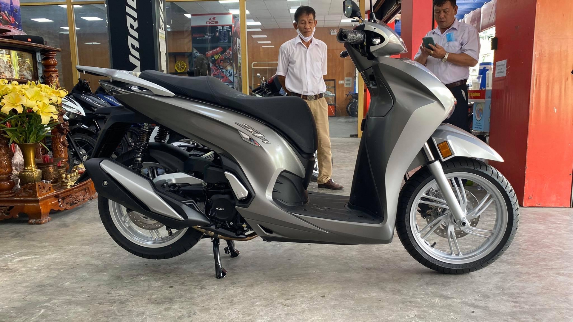Honda SH 350i 2021 đầu tiên về Việt Nam, giá 400 triệu đồng Honda SH 350i 2021 đầu tiên về Việt Nam, giá 400 triệu đồng