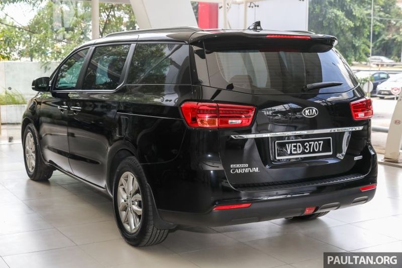 Cận cảnh Kia Sedona 11 chỗ ngồi giá 964 triệu đồng can canh kia sedona 11 cho ngoi gia 964 trieu dong