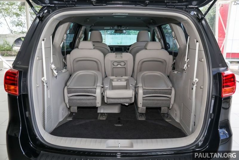 Cận cảnh Kia Sedona 11 chỗ ngồi giá 964 triệu đồng can canh kia sedona 11 cho ngoi gia 964 trieu dong