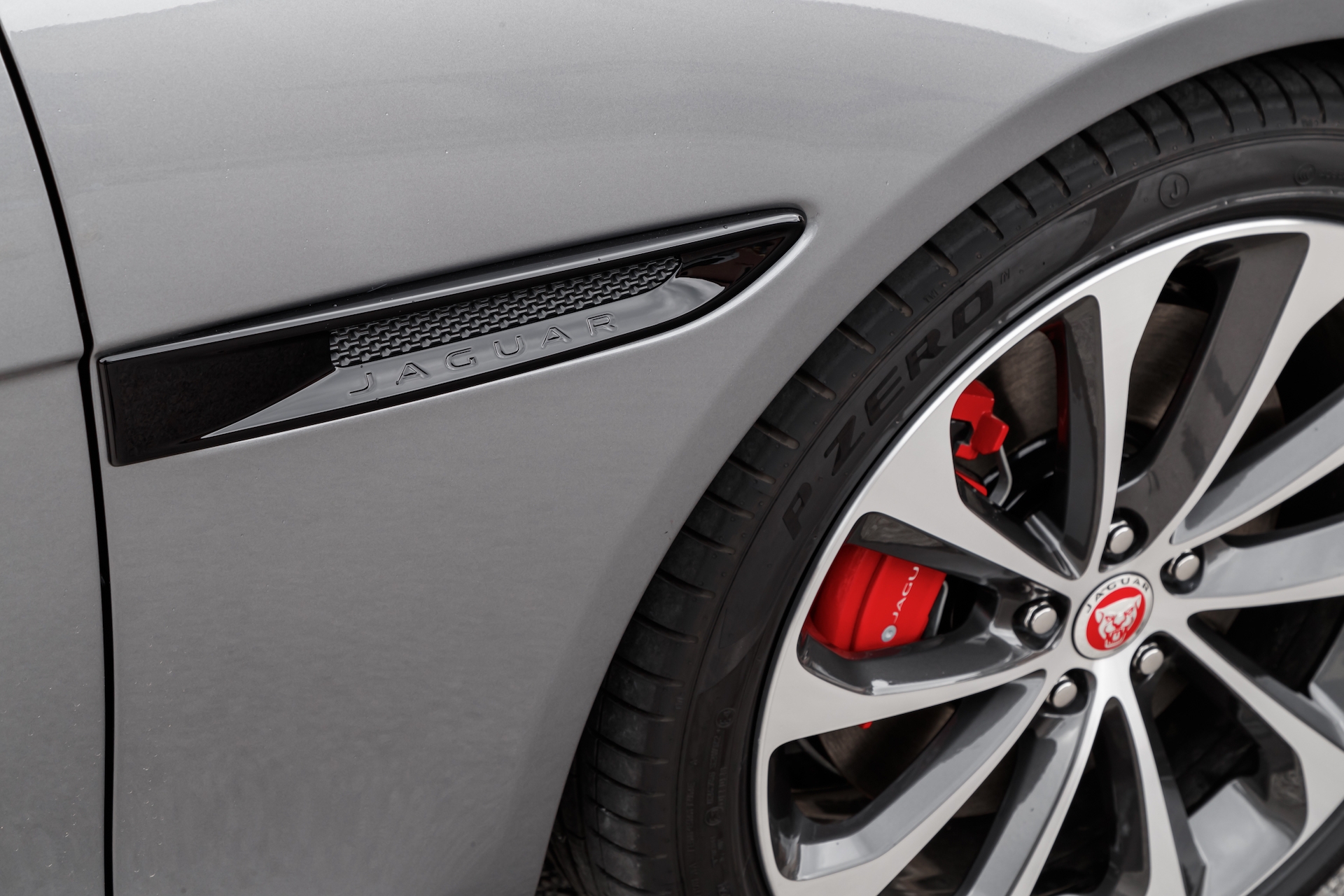 Jaguar XE 2020: Tái định nghĩa về sedan thể thao hạng sang jaguar xe 2020 tai dinh nghia ve sedan the thao hang sang