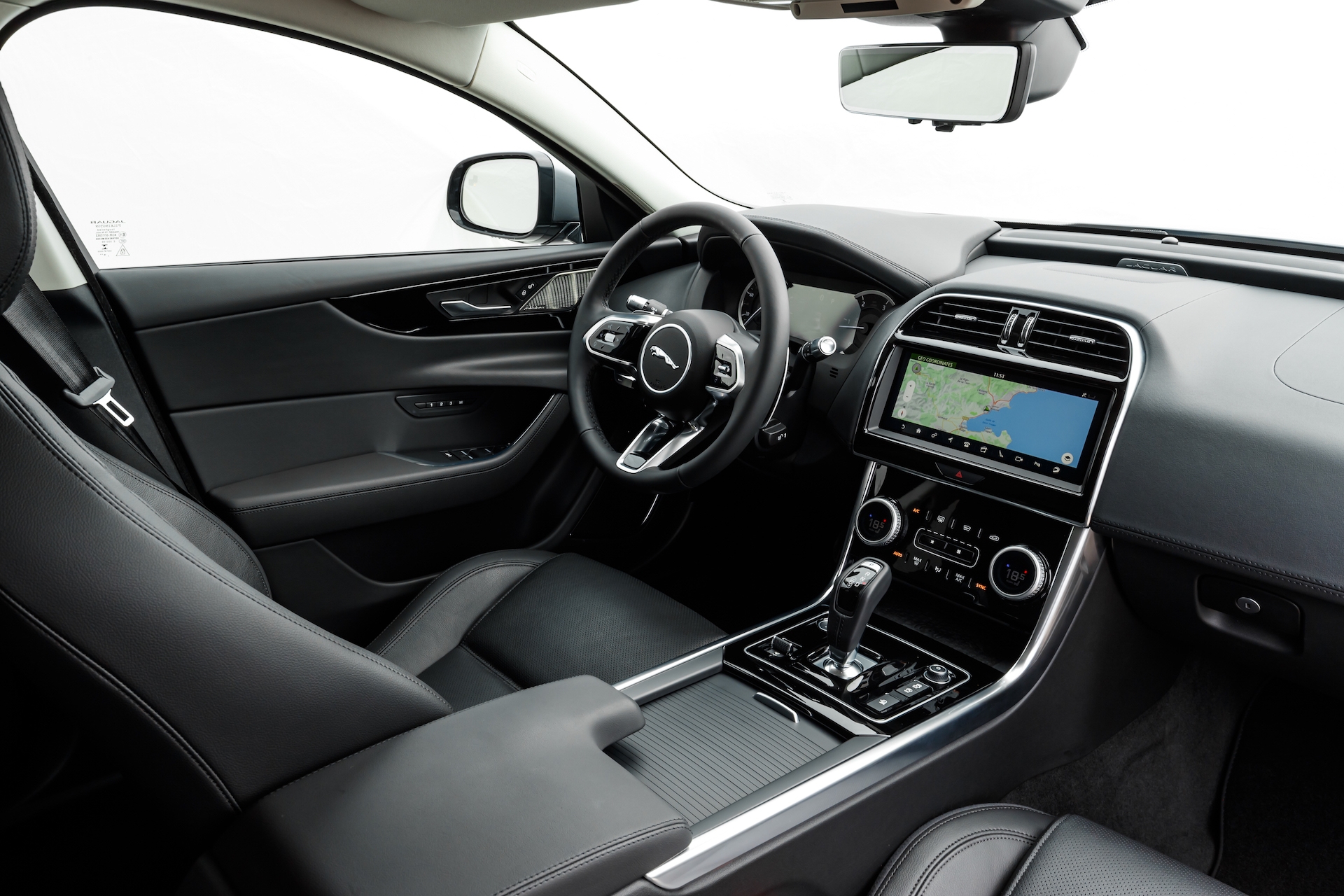 Jaguar XE 2020: Tái định nghĩa về sedan thể thao hạng sang jaguar xe 2020 tai dinh nghia ve sedan the thao hang sang