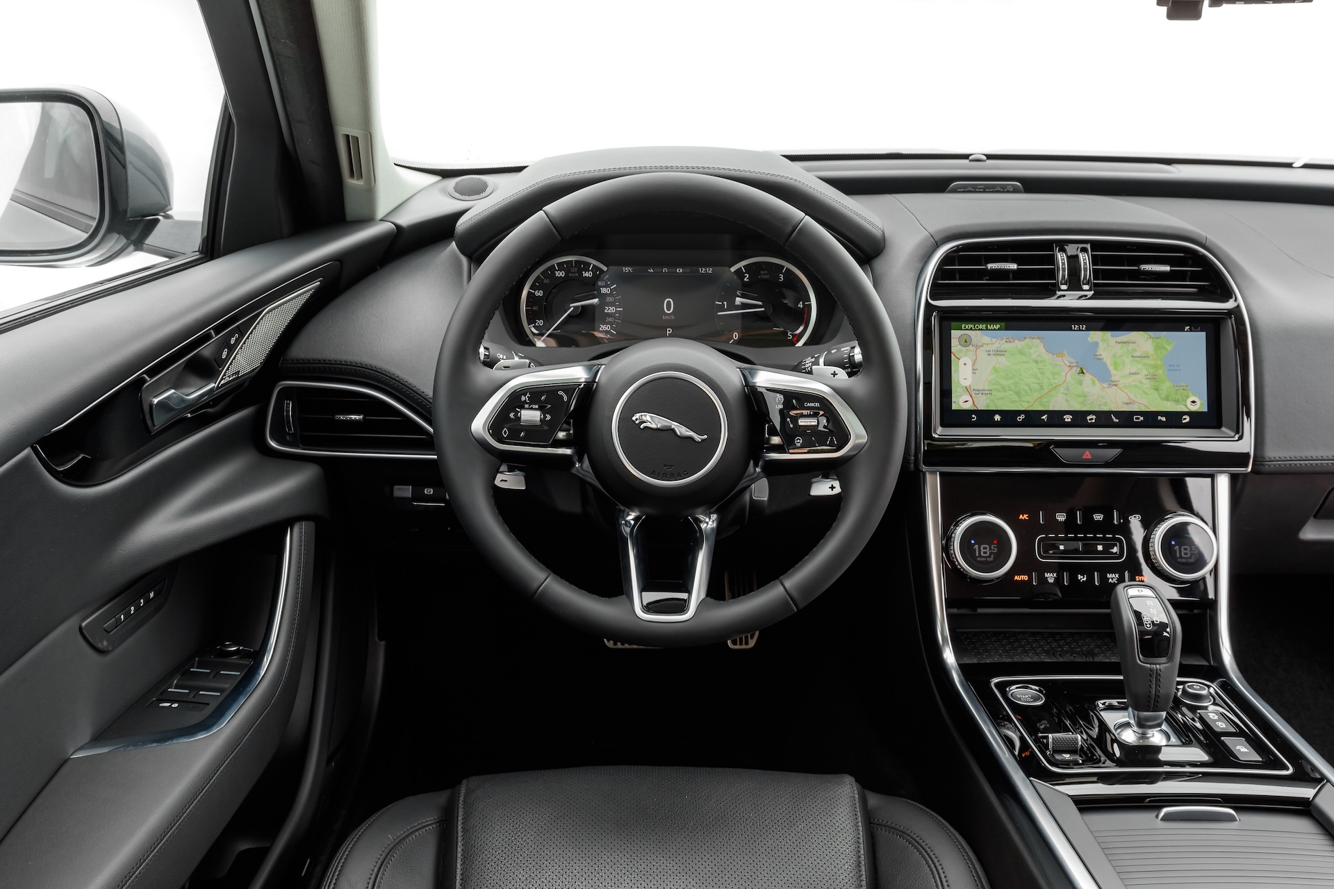 Jaguar XE 2020: Tái định nghĩa về sedan thể thao hạng sang jaguar xe 2020 tai dinh nghia ve sedan the thao hang sang