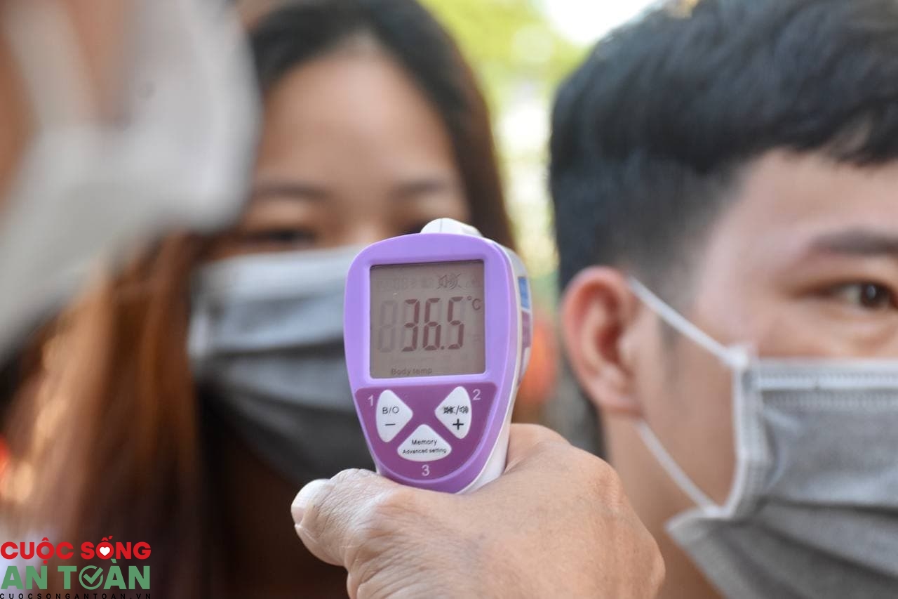 Xét nghiệm Covid-19 cho tất cả đối tượng đến Bệnh viện Bệnh Nhiệt đới Trung ương Xét nghiệm Covid-19 cho tất cả đối tượng đến Bệnh viện Bệnh Nhiệt đới Trung ương