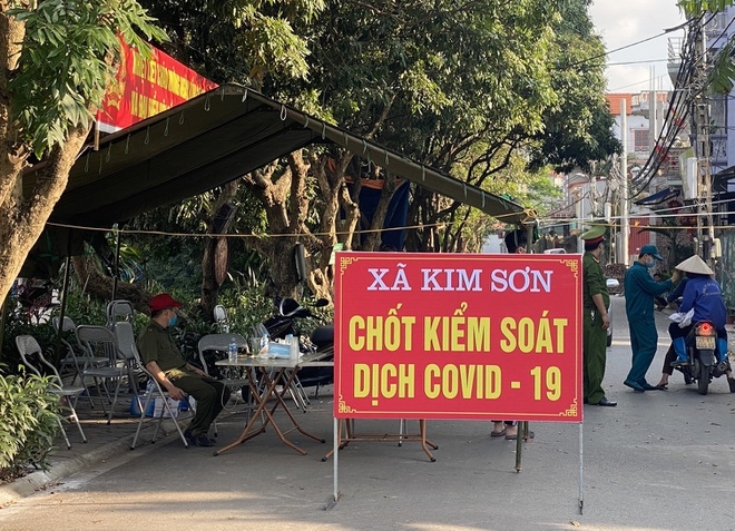 4 học sinh nhiễm Covid-19, Hà Nội phong tỏa gần 6.000 người dân