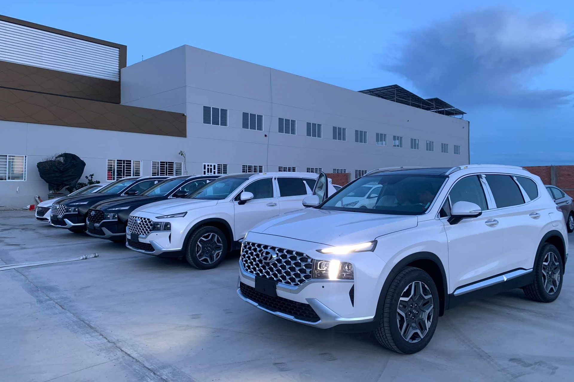 Đại lý Hyundai có sẵn Santa Fe giao ngay, bán giá niêm yết Đại lý Hyundai có sẵn Santa Fe giao ngay, bán giá niêm yết