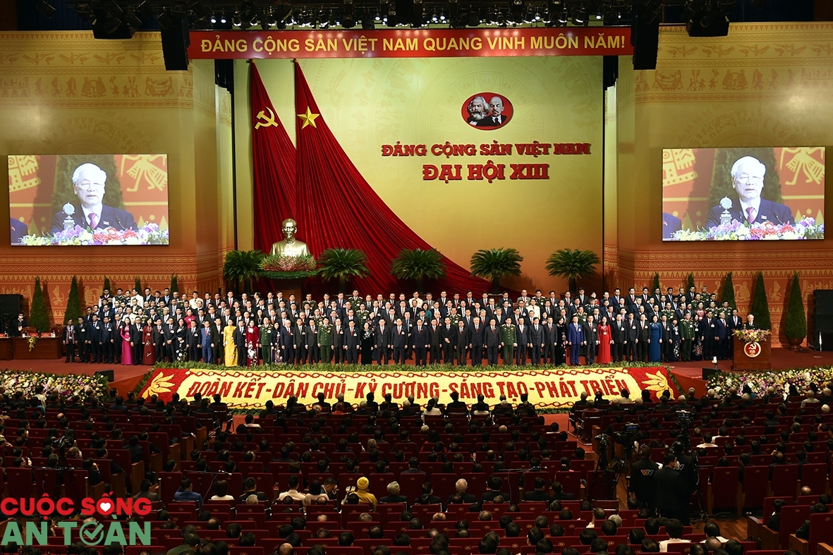 Một số vấn đề lý luận và thực tiễn về CNXH và con đường đi lên CNXH ở Việt Nam Một số vấn đề lý luận và thực tiễn về CNXH và con đường đi lên CNXH ở Việt Nam