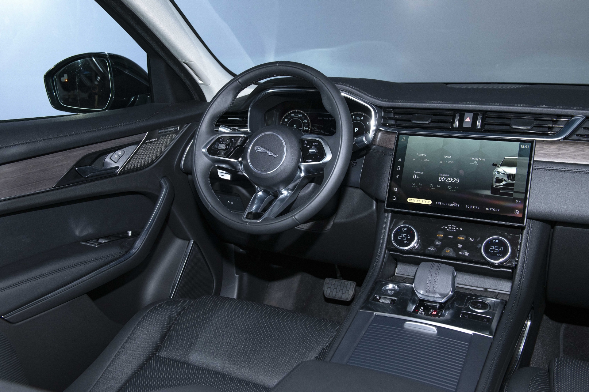 Jaguar Việt Nam ra mắt bộ đôi xe sang mới Jaguar Việt Nam ra mắt bộ đôi xe sang mới