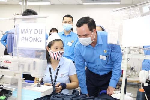 Giúp đỡ công nhân lao động ở các khu công nghiệp, khu chế xuất tham gia bầu cử an toàn Giúp đỡ công nhân lao động ở các khu công nghiệp, khu chế xuất tham gia bầu cử an toàn