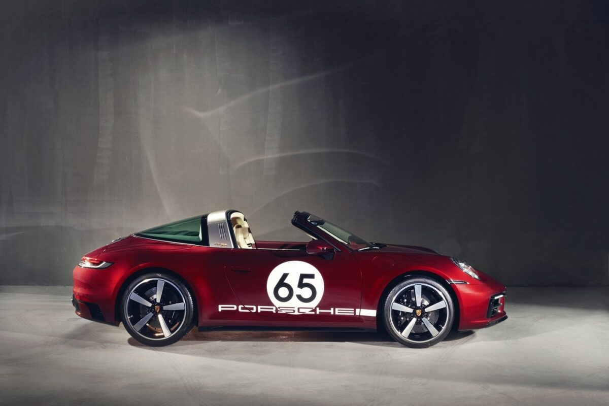 Porsche 911 Targa 4S Heritage Design ra mắt tại Việt Nam, giá 11,6 tỷ đồng Porsche 911 Targa 4S Heritage Design ra mắt tại Việt Nam, giá 11,6 tỷ đồng