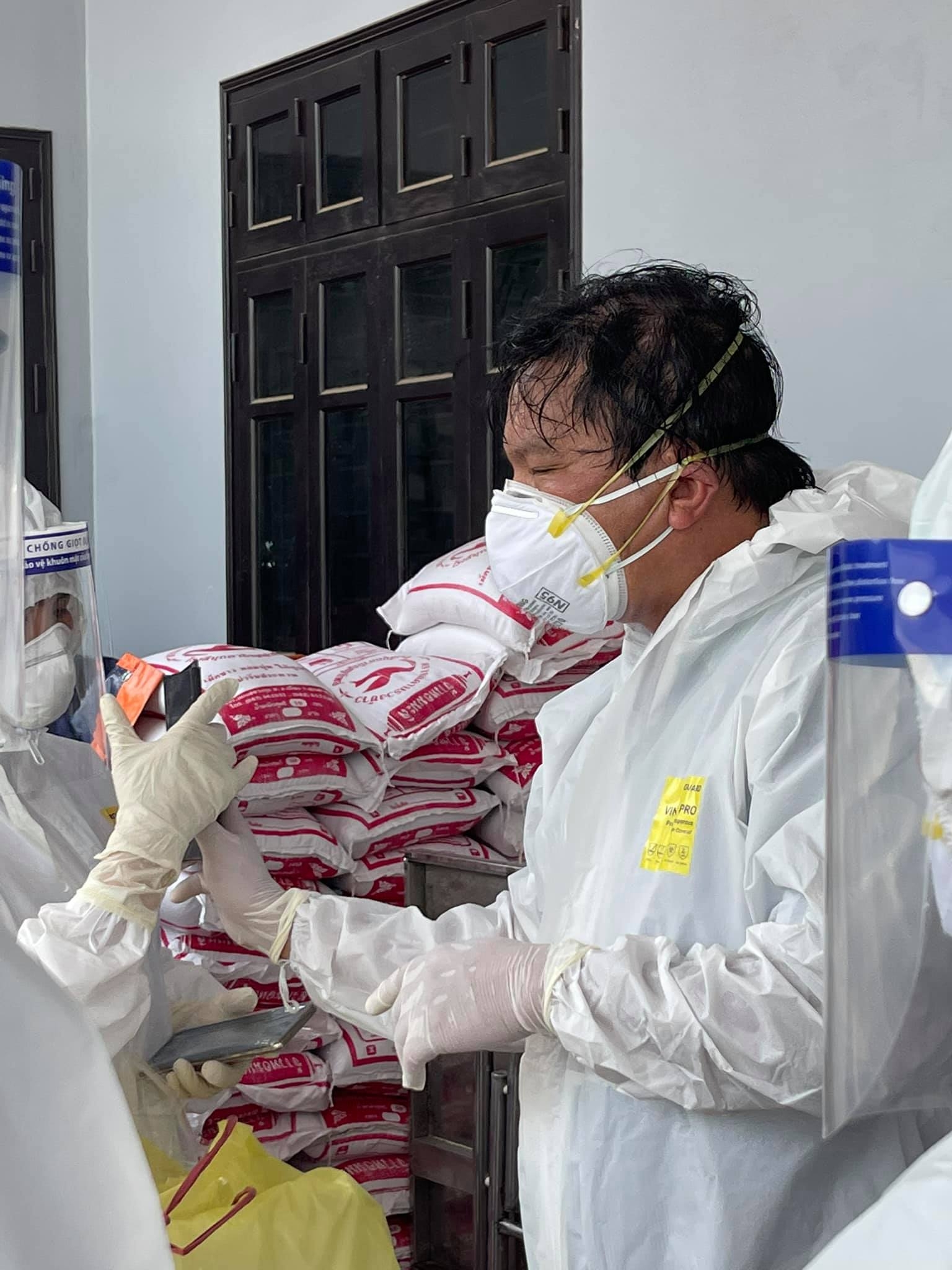 Nắng nóng chạm ngưỡng 40 độ C: Thiết kế lại bộ trang phục bảo hộ cho nhân viên y tế