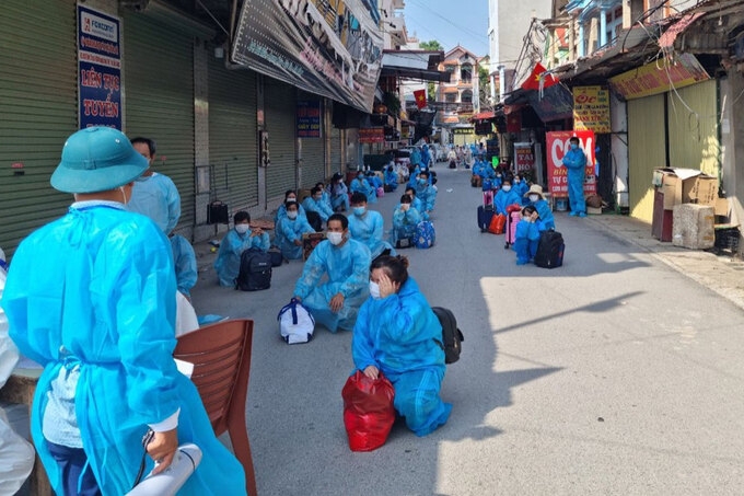 Chuyển 2.800 công nhân ra khỏi ổ dịch ở Bắc Giang Chuyển 2.800 công nhân ra khỏi ổ dịch ở Bắc Giang