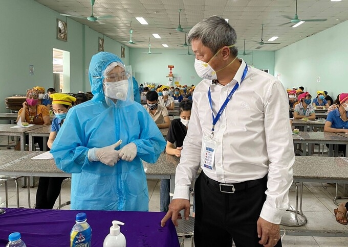 Chuyển 2.800 công nhân ra khỏi ổ dịch ở Bắc Giang Chuyển 2.800 công nhân ra khỏi ổ dịch ở Bắc Giang