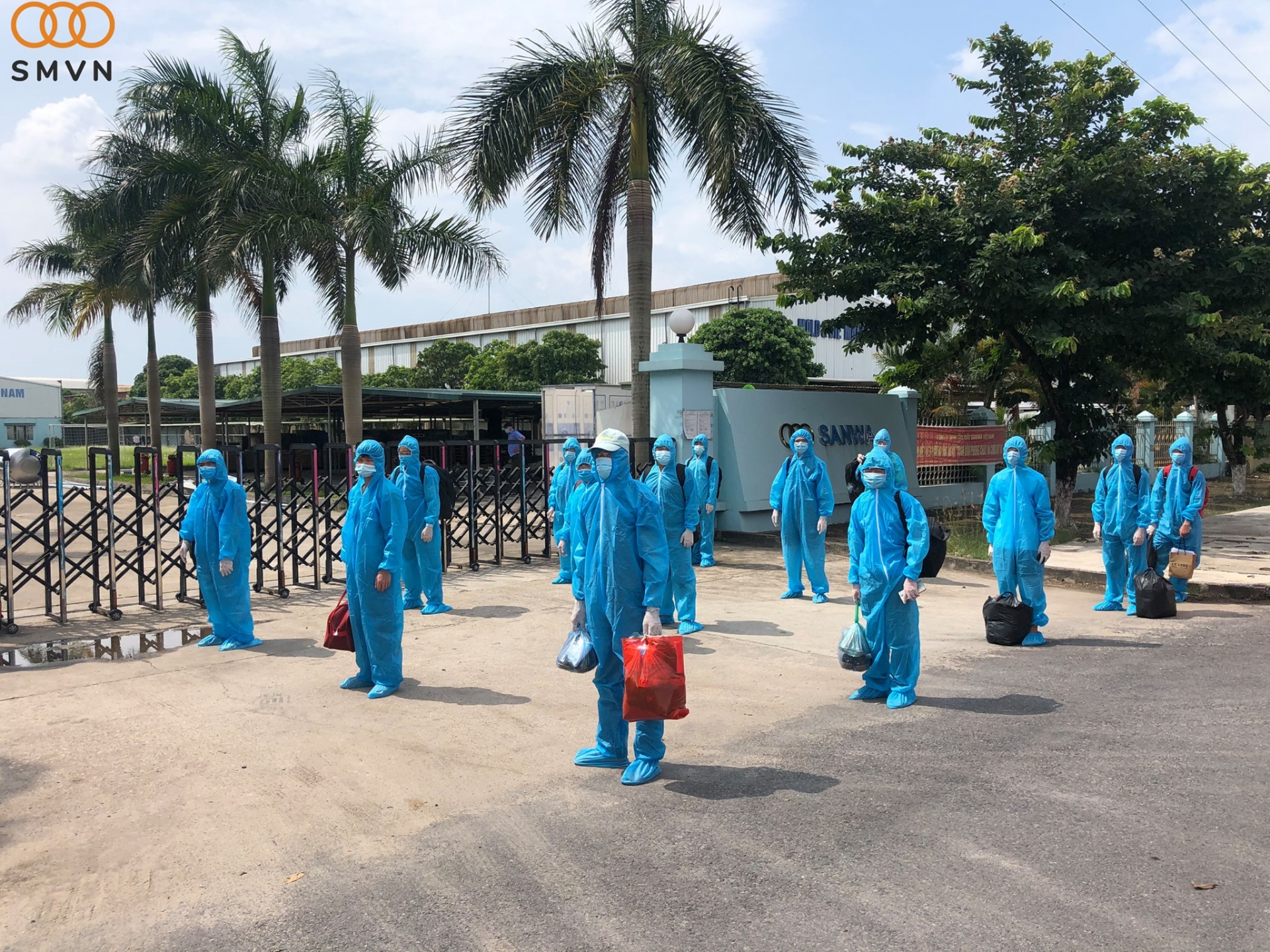 Những bữa ăn ca đặc biệt của công nhân trong nhà máy “3 tại chỗ” Những bữa ăn ca đặc biệt của công nhân trong nhà máy “3 tại chỗ”
