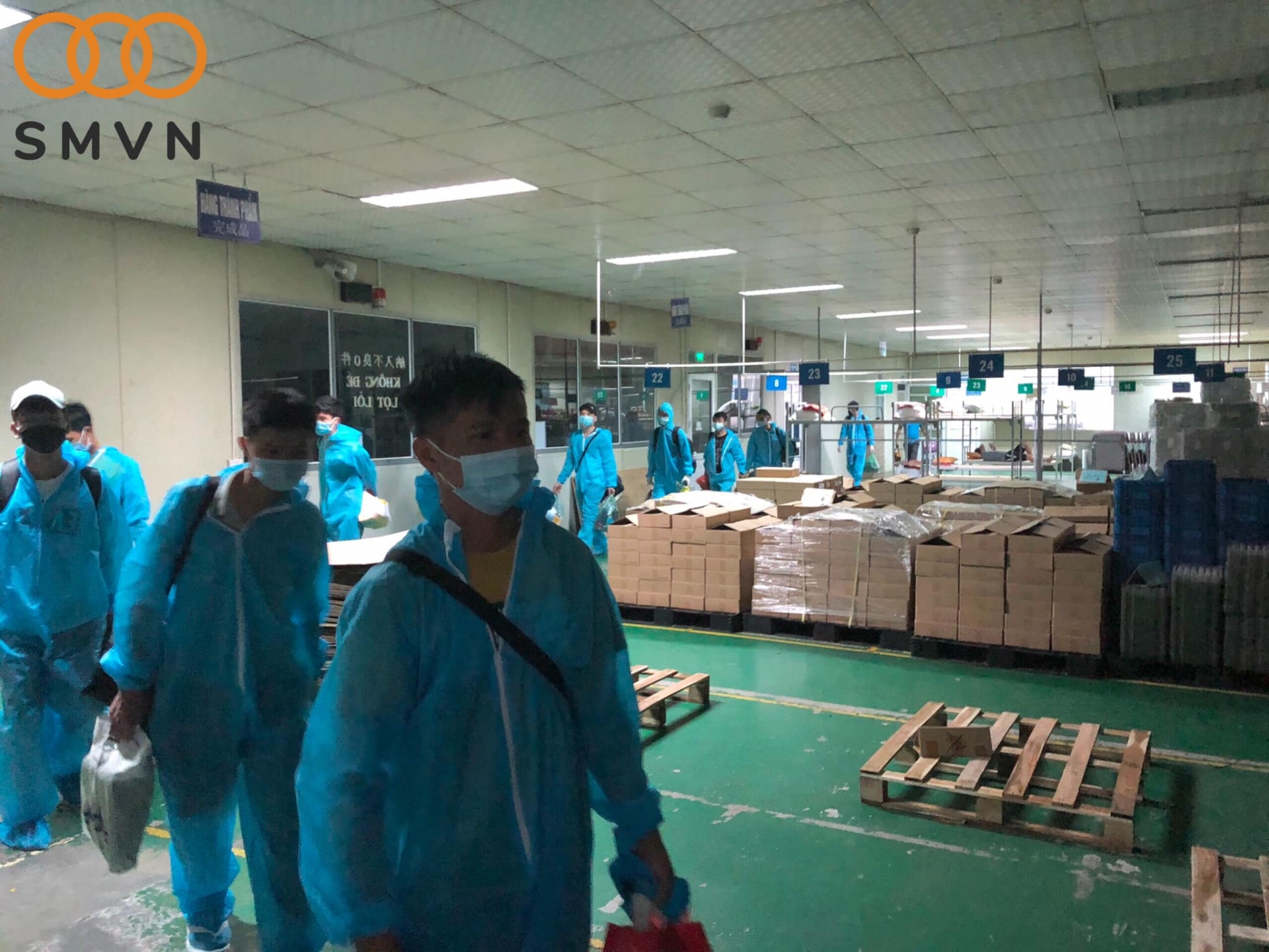 Những bữa ăn ca đặc biệt của công nhân trong nhà máy “3 tại chỗ” Những bữa ăn ca đặc biệt của công nhân trong nhà máy “3 tại chỗ”