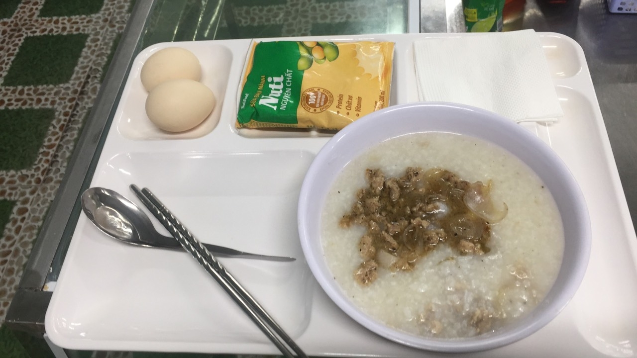 Những bữa ăn ca đặc biệt của công nhân trong nhà máy “3 tại chỗ” Những bữa ăn ca đặc biệt của công nhân trong nhà máy “3 tại chỗ”