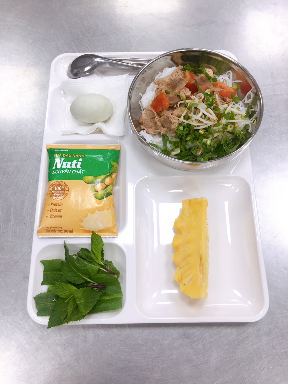Những bữa ăn ca đặc biệt của công nhân trong nhà máy “3 tại chỗ” Những bữa ăn ca đặc biệt của công nhân trong nhà máy “3 tại chỗ”