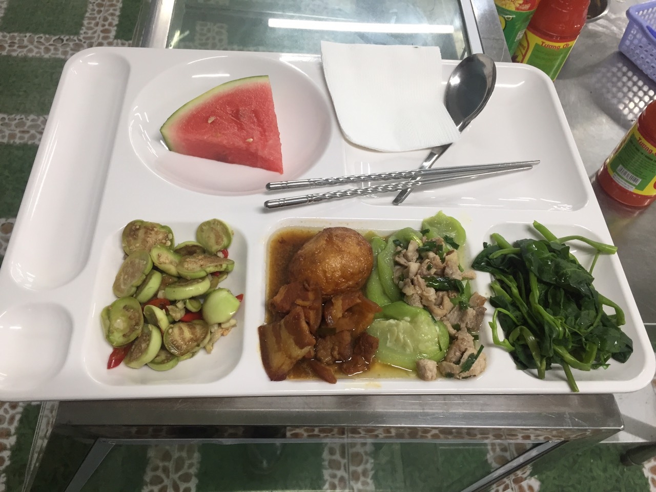 Những bữa ăn ca đặc biệt của công nhân trong nhà máy “3 tại chỗ” Những bữa ăn ca đặc biệt của công nhân trong nhà máy “3 tại chỗ”