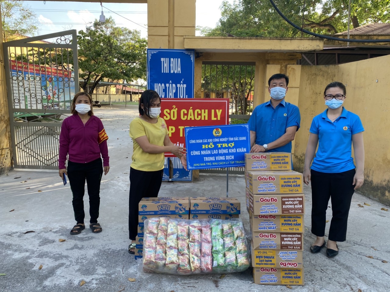 Điệu nhảy cổ vũ ở tâm dịch Bắc Giang của những người vận hành “Siêu thị 0 đồng”