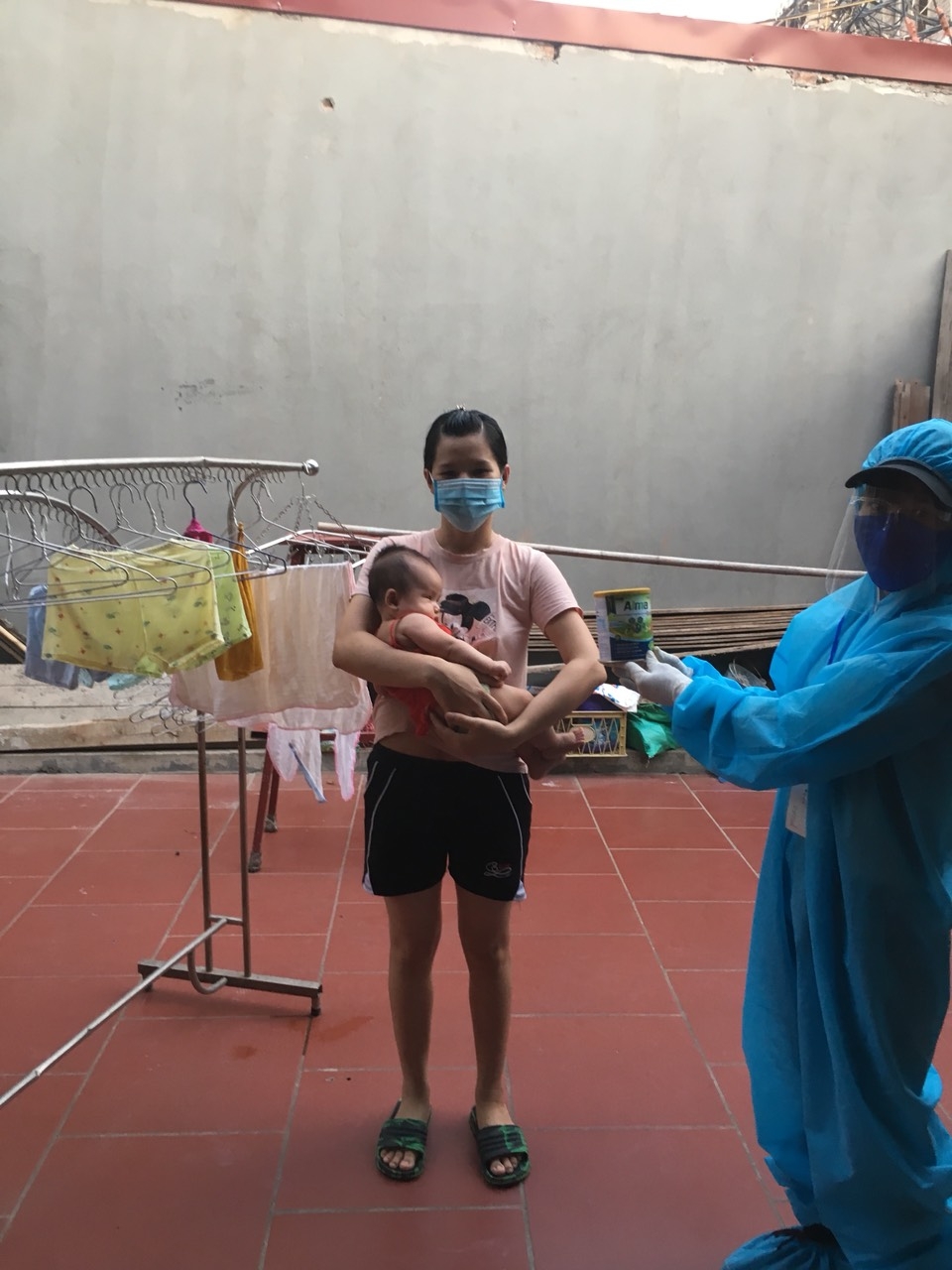 Điệu nhảy cổ vũ ở tâm dịch Bắc Giang của những người vận hành “Siêu thị 0 đồng”