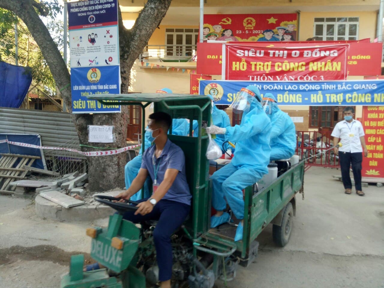 Tình nguyện vào tâm dịch, chàng trai khóc thầm vì không thể chịu tang
