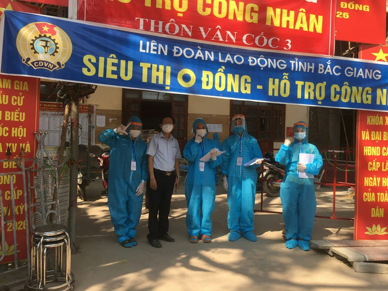 Tình nguyện vào tâm dịch, chàng trai khóc thầm vì không thể chịu tang