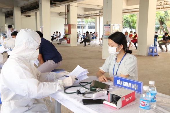 Hơn 24.000 công nhân đủ điều kiện trở lại làm việc, tiếp tục tiêm vắc xin cho NLĐ Hơn 24.000 công nhân đủ điều kiện trở lại làm việc, tiếp tục tiêm vắc xin cho NLĐ